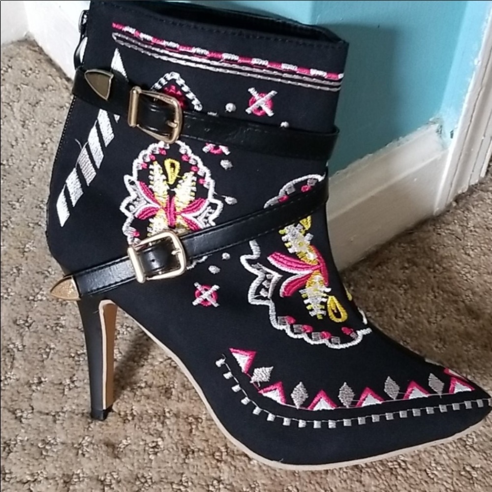 NWOT Embroidered belted black boots